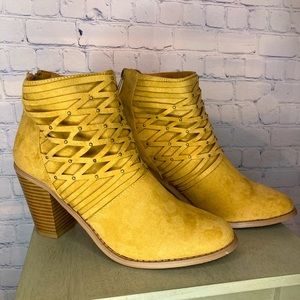 Justfab Women’s Beige Suede 3 inch Ankle Boots Size 8.5